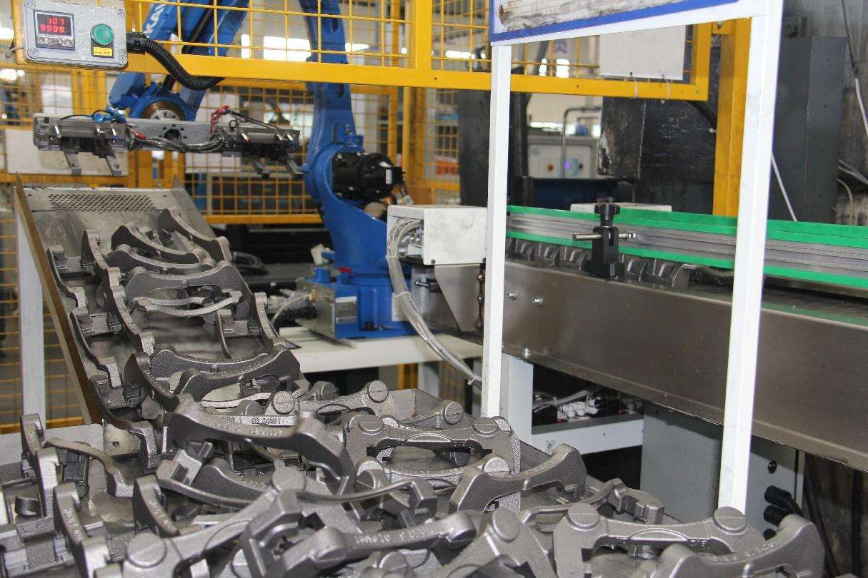 祥瑞汽車智能機(jī)器人對(duì)異形件進(jìn)行拉削清潔工作